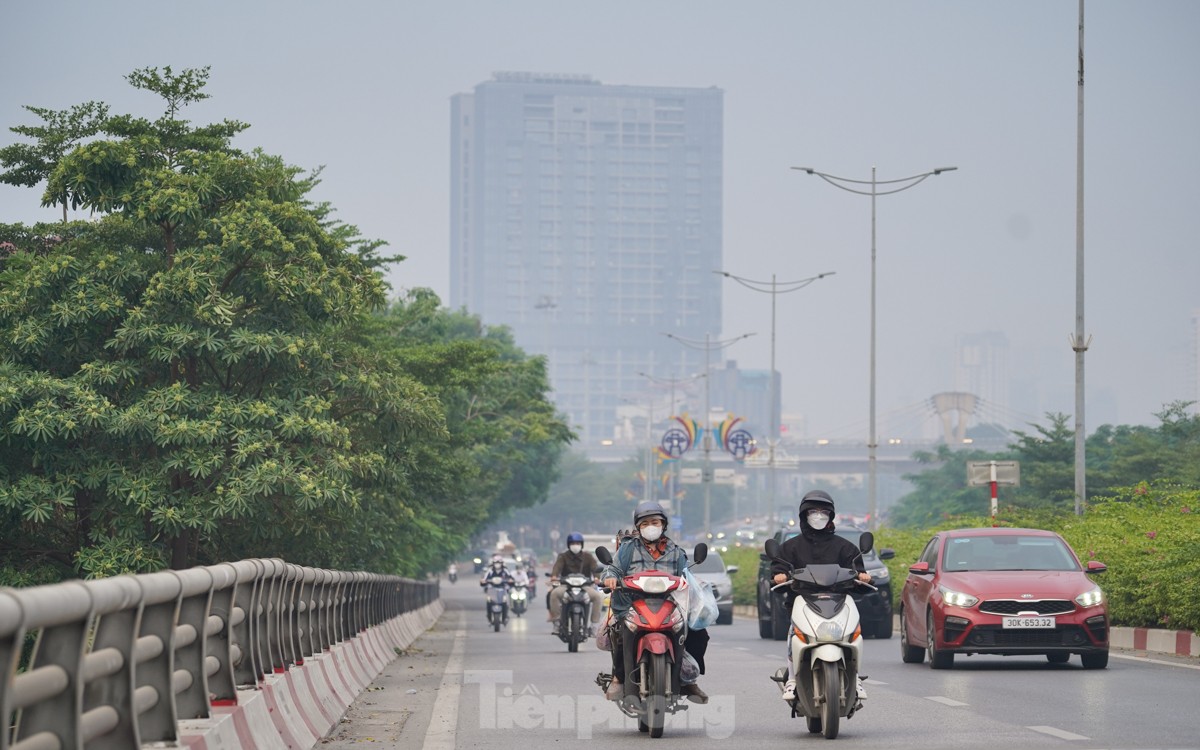 Der Himmel in Hanoi ist aufgrund der Umweltverschmutzung dunstig, an manchen Orten ist die Luft schlecht, Foto 4