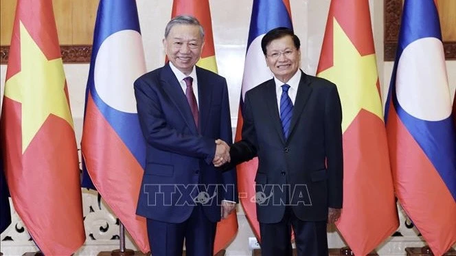 El Presidente To Lam y el Secretario General y Presidente de Laos, Thongloun Sisoulith, se toman una foto juntos.