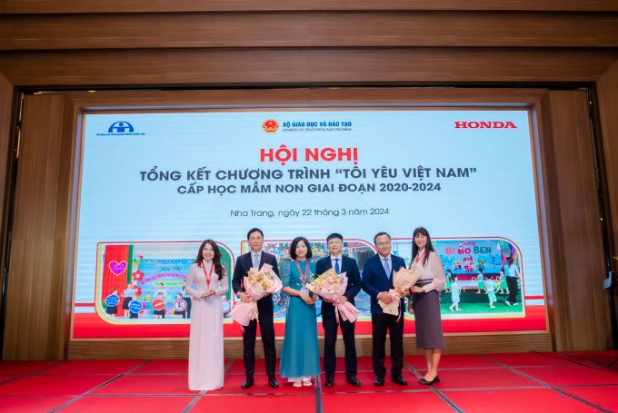 Des représentants des enseignants ont offert des fleurs au Département de l'éducation préscolaire - Ministère de l'Éducation et de la Formation, au Comité national de sécurité routière et à la société Honda Vietnam. Photo : HVN