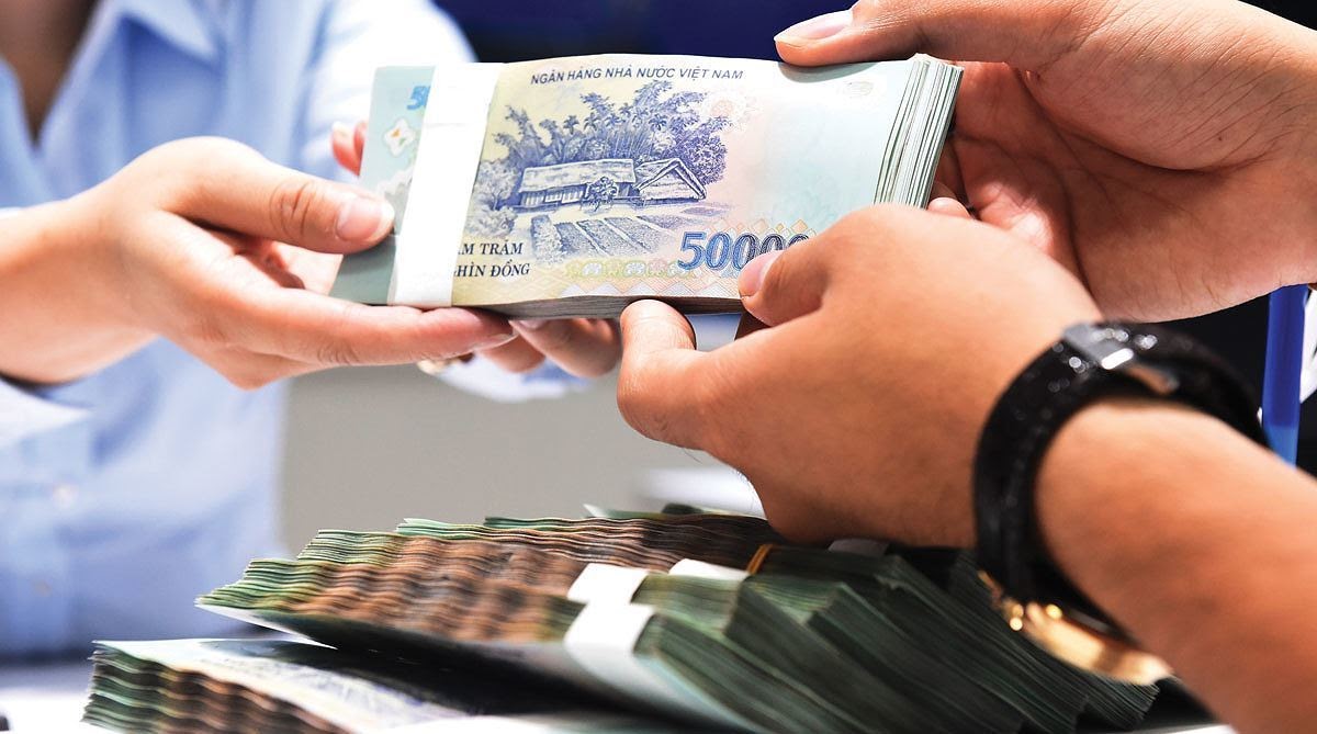 銀行は9月1日以降、貸出金利を相次いで引き下げている（写真1）