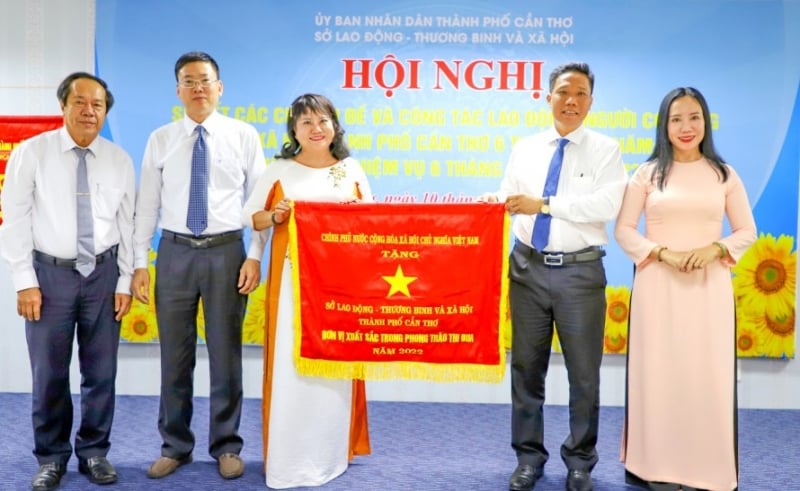 Ông Nguyễn Thực Hiện, Phó Chủ tịch UBND TP Cần Thơ trao Cờ thi đua Chính phủ cho ban Giám đốc Sở LĐ-TB&XH TP Cần Thơ.