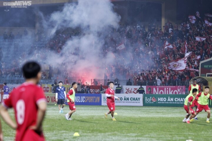 Hai Phong fans set off flares, Chairman Van Tran Hoan broke his promise - 1