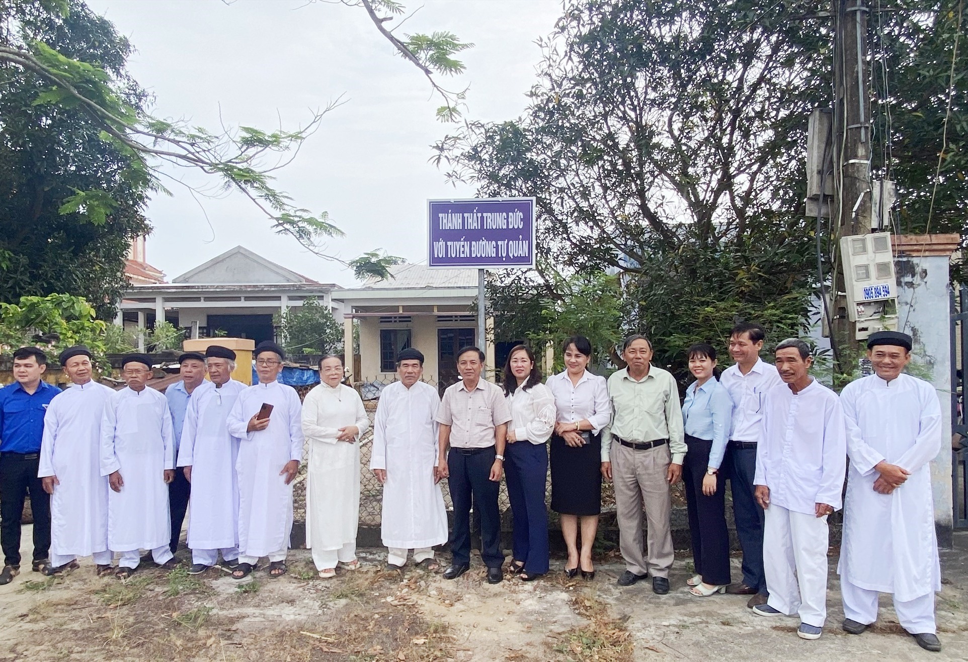 The section of the road that Trung Duc Holy See takes care of and protects the environment has been marked as a “Self-managed road”. Photo: K.L