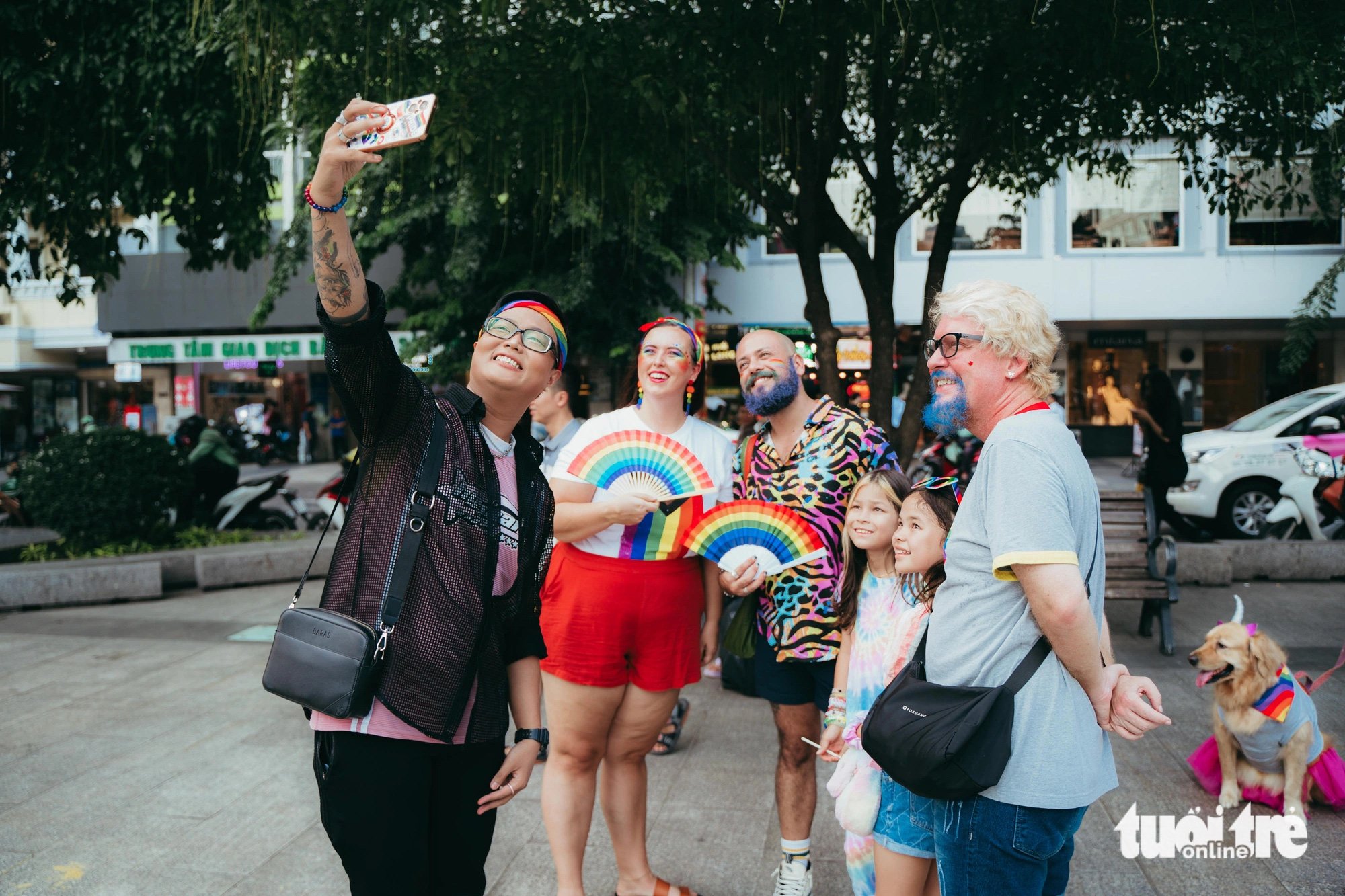 Hàng trăm bạn trẻ, người nước ngoài hào hứng diễu hành cùng cộng đồng LGBT+ - Ảnh 3.