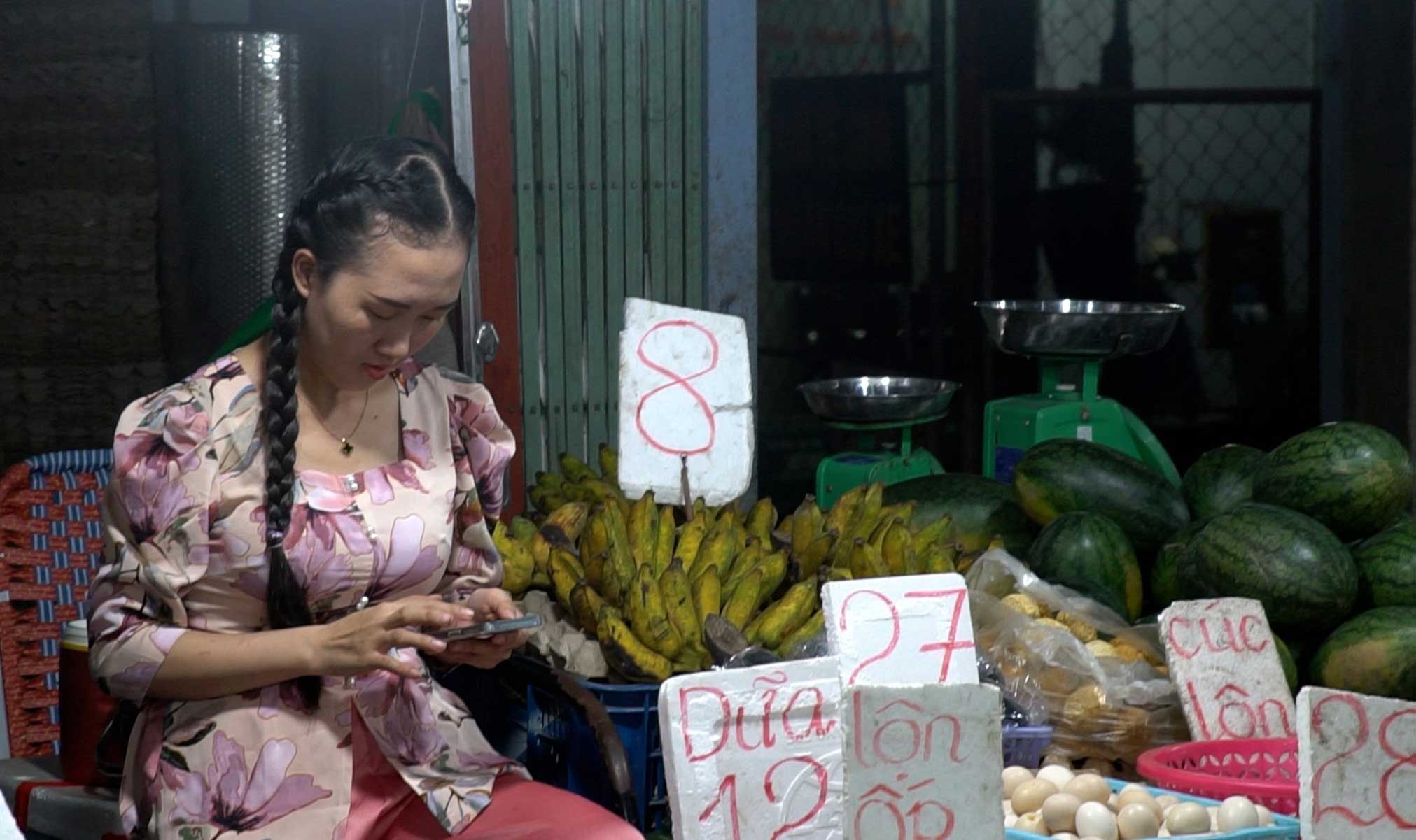With no customers, the vendors sit and play with their phones. Photo: My Ly