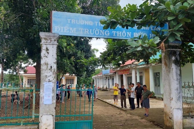 Parents came to Duc Hung village school to protest against class consolidation. Photo: Ngoc Oanh