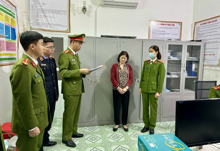 Die Ermittlungsbehörde der Polizei leitet ein Gerichtsverfahren gegen die Angeklagte Nguyen Thi Hue (Rothemd) ein.