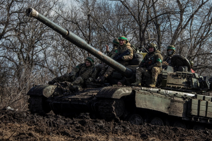 Des soldats ukrainiens sur un char près de la ville de Bakhmut, dans la région de Donetsk, le 4 mars. Photo : Reuters