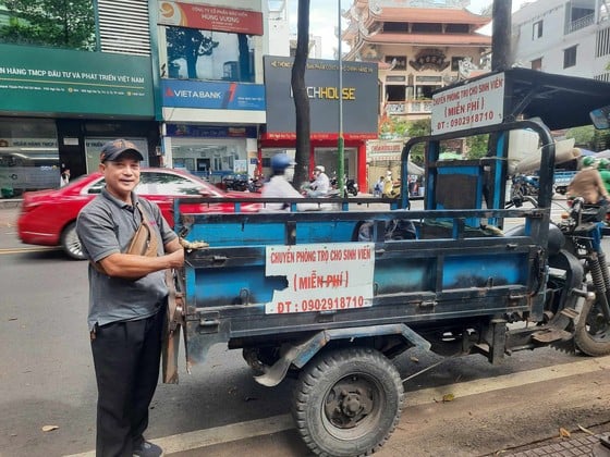 El señor Nguyen Anh Thi con su vehículo de tres ruedas