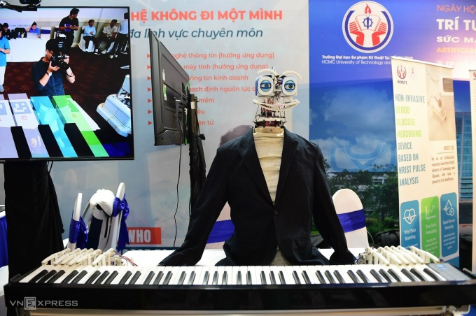 Robot performing at AI Expo - an exhibition within the framework of Vietnam Artificial Intelligence Day (AI4VN 2023). Photo: Thanh Tung