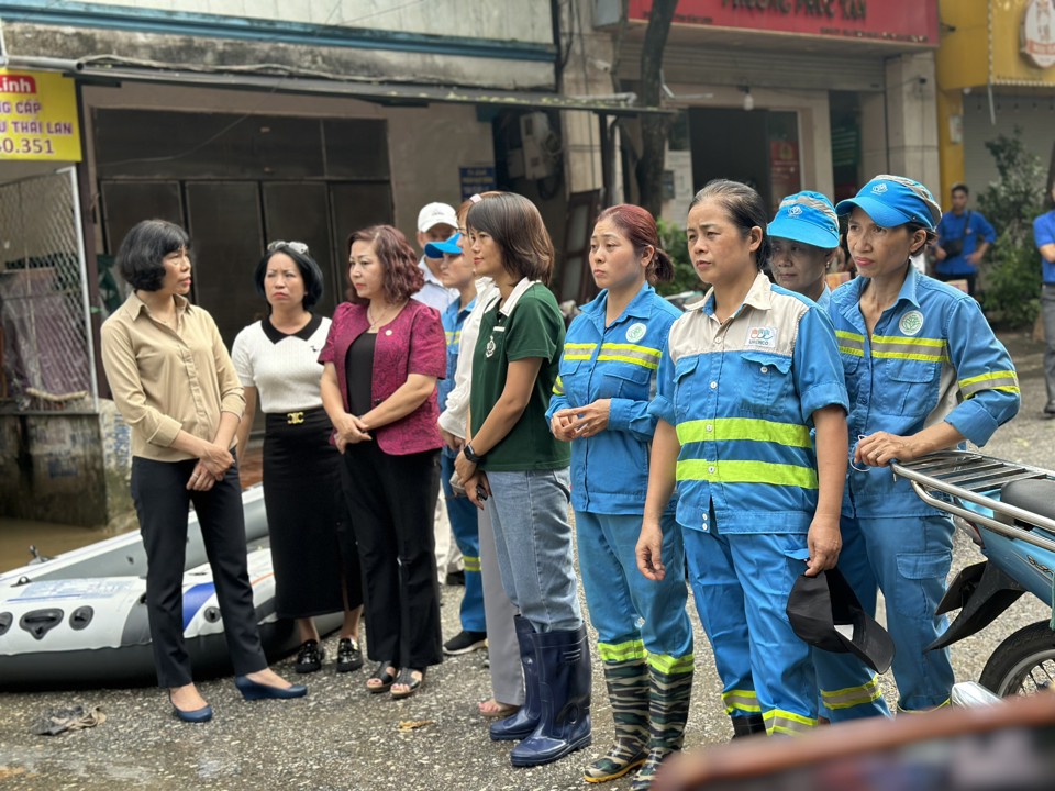  Phó Chủ tịch Hội Liên hiệp phụ nữ TP Hà Nội Lê Thị Thiên Hương động viên nữ công nhân môi trường đang làm việc tại phố Bảo Linh (phường Phúc Tân, quận Hoàn Kiếm)