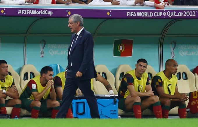 Coach Santos walked past Ronaldo on the bench during Portugal's 6-1 win over Switzerland in the round of 16 of the 2022 World Cup. Photo: Reuters