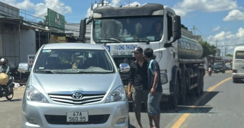 進路を塞ぎ、タンクローリーの運転手に重傷を負わせた車の運転手を明らかにする