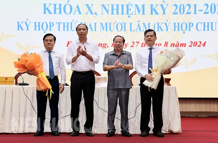 Standing Committee of the Provincial Party Committee and People's Committee of Kien Giang province presented flowers to congratulate Mr. Giang Thanh Khoa (right) and Mr. Nguyen Thong Nhat (left). (Source: Kien Giang Newspaper)