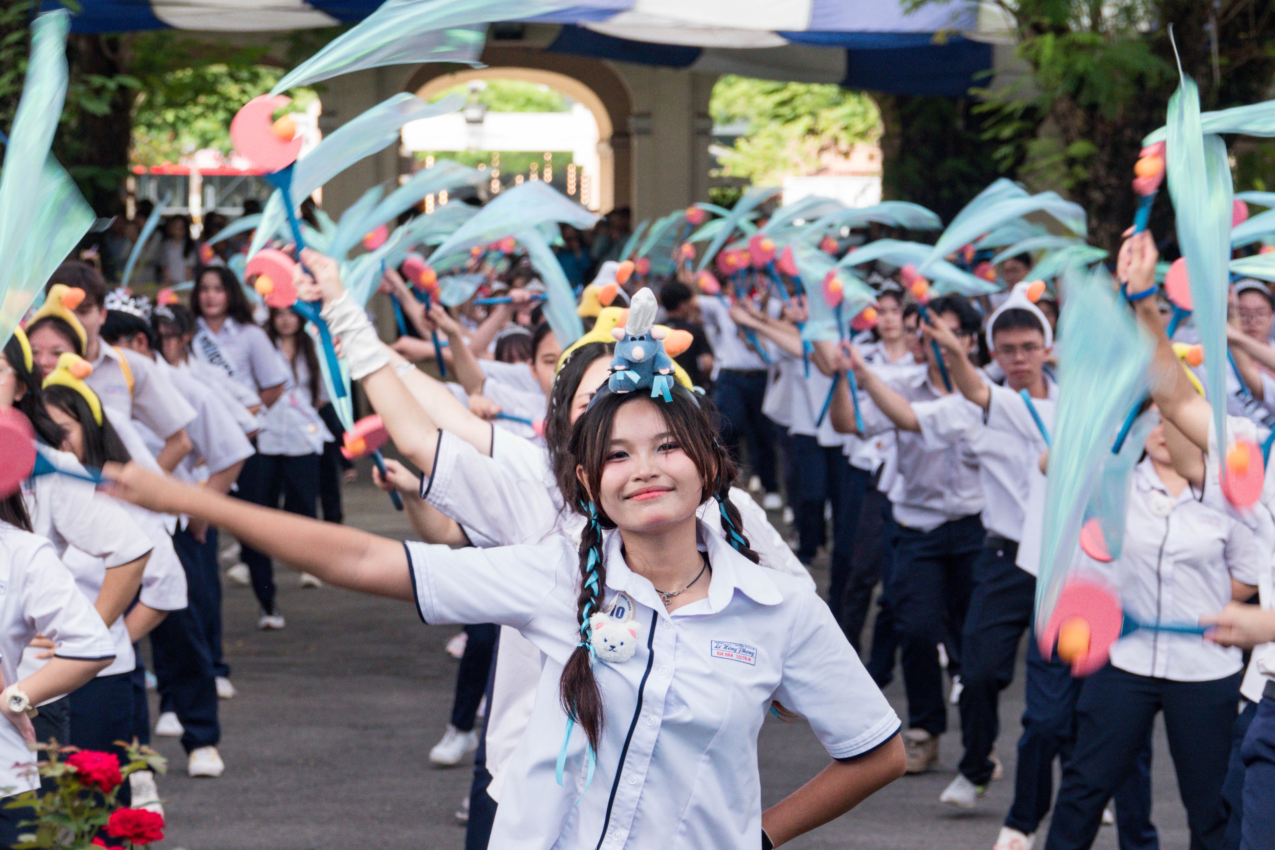 Học sinh Trường THPT chuyên Lê Hồng Phong ‘thắp sáng’ cả bầu trời trong ngày chia tay- Ảnh 5.