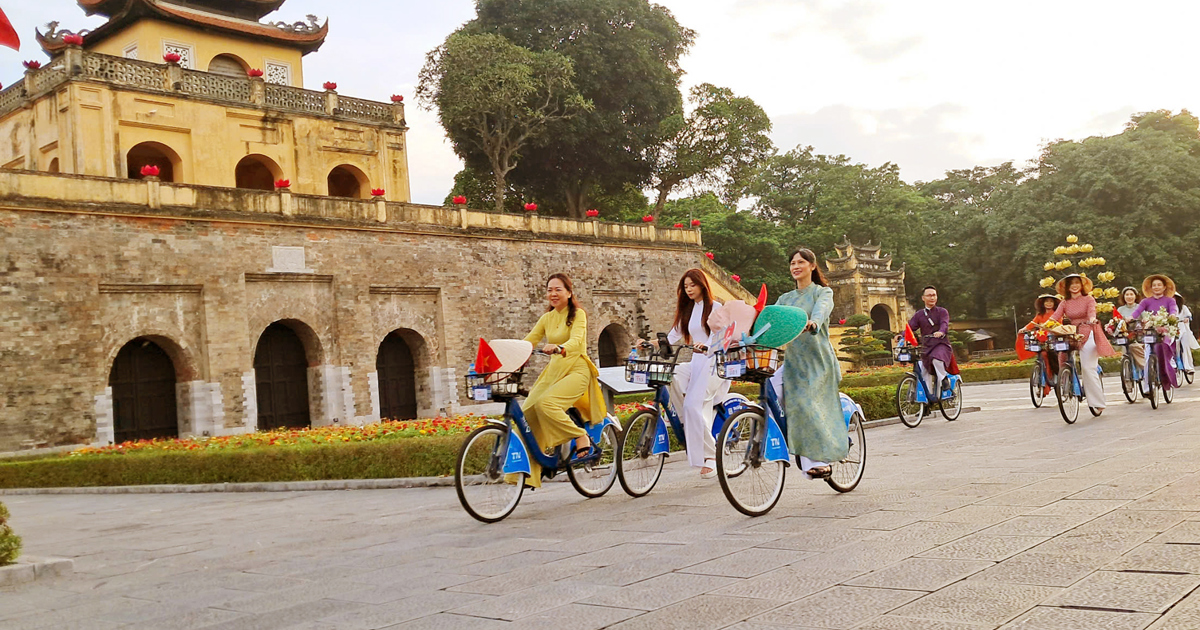 ហាណូយ​ដង្ហែ​ Ao Dai នៅ​តាម​ដង​ផ្លូវ​ក្នុង​ថ្ងៃ​បុណ្យ​ជាតិ​ថ្ងៃ​ទី​២​កញ្ញា