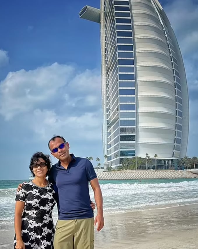 Couple taking photos in Dubai, UAE. Photo: Couple Traveling the world