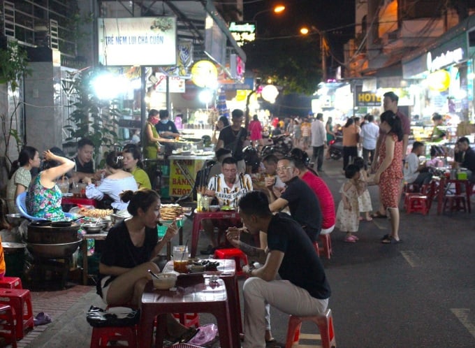 Phố ẩm thực đêm trên đường Ngô Văn Sở, TP Quy Nhơn. Ảnh: Huỳnh Nhi