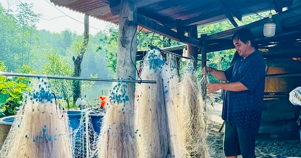 Auf dem Weg zum Mangrovenwald in Nhon Trach in Dong Nai konkurrieren die Leute um den Kauf von Brackwasserspezialitäten.