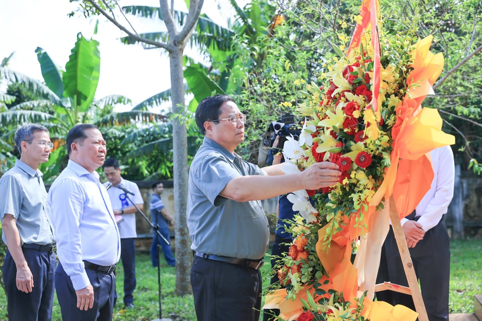 Avant la cérémonie d'inauguration du projet, le Premier ministre Pham Minh Chinh a déposé des fleurs au mémorial de la base révolutionnaire de Giang Seo dans la commune de Cao Son, district de Da Bac - Photo : VGP/Nhat Bac