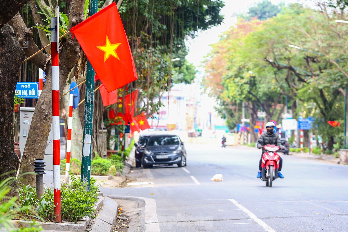 ផ្លូវនានានៃរាជធានីភ្លឺដោយទង់ក្រហម និងផ្កាយពណ៌លឿងនៅថ្ងៃទី ៣០ នៃតេត រូបថត ១៣