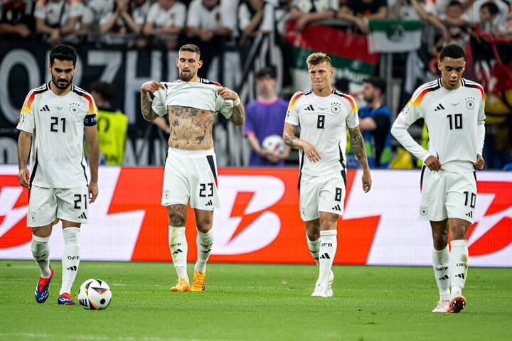 Deutschland gegen Dänemark: Ein Tor in der Nachspielzeit gegen die Schweiz verhalf Deutschland dazu, Italien im Achtelfinale aus dem Weg zu gehen. Der Gegner der Heimmannschaft ist Dänemark – ein Team, das in der Gruppenphase nur 3 Punkte bei 3 Unentschieden holte.