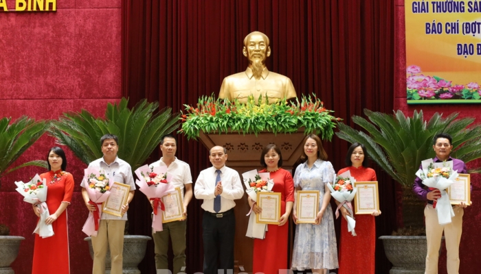 Hòa Bình trao giải các cuộc thi về “Học tập và làm theo tư tưởng, đạo đức, phong cách Hồ Chí Minh”