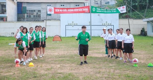 German football team teaches Vietnamese teacher how to play football, developing community football