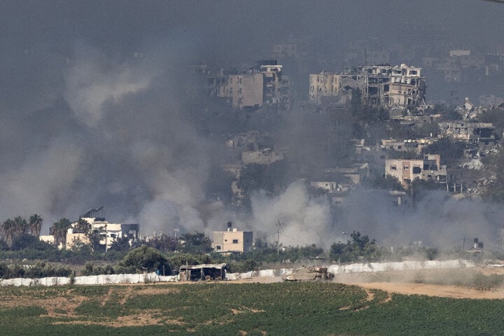 Israelische Panzer rücken am 31. Oktober auf ein Wohngebiet im nördlichen Gazastreifen vor. (Foto: Reuters)