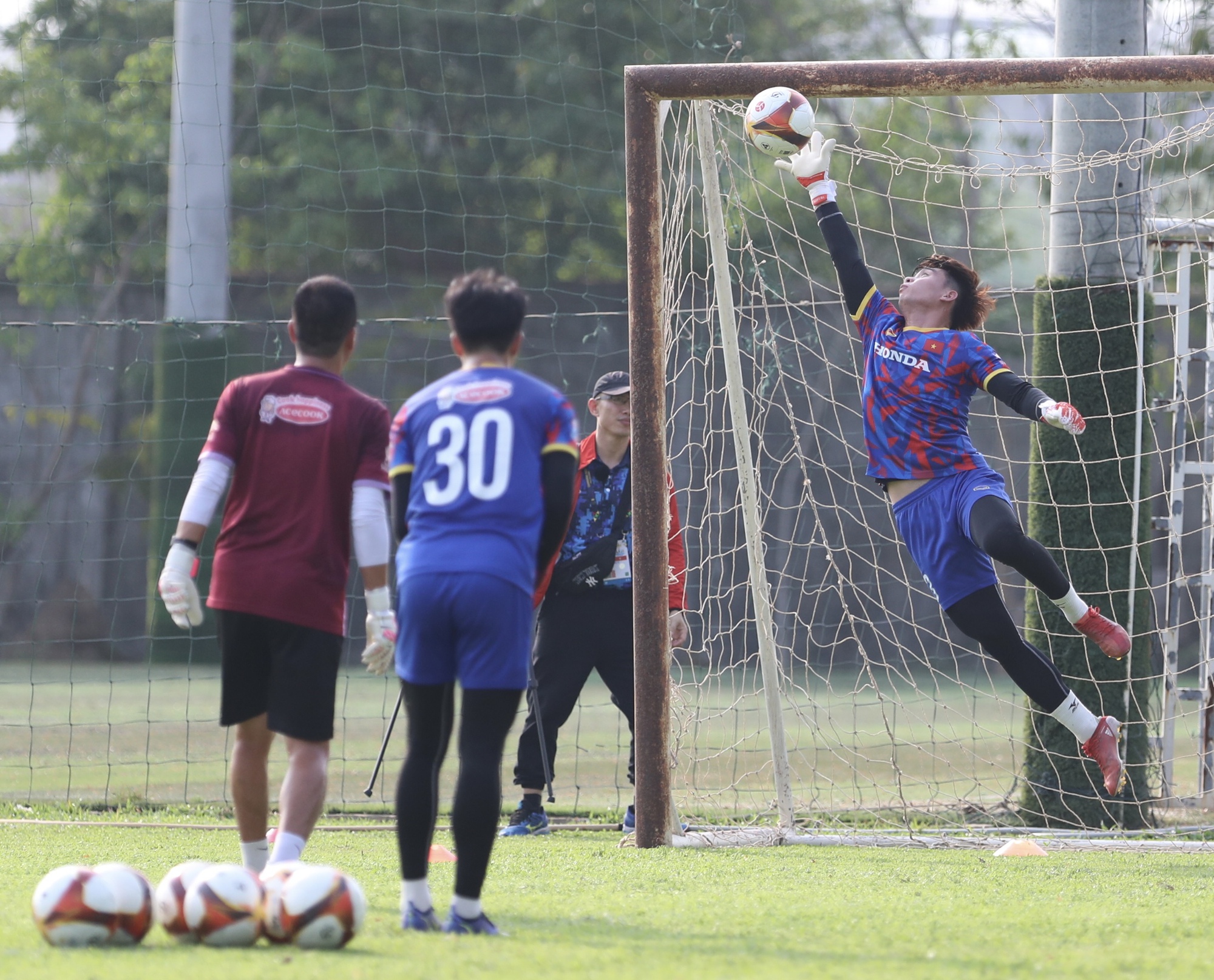 U.22 Việt Nam chia đội hình đấu đối kháng, rèn chiến thuật cho SEA Games 32 - Ảnh 12.