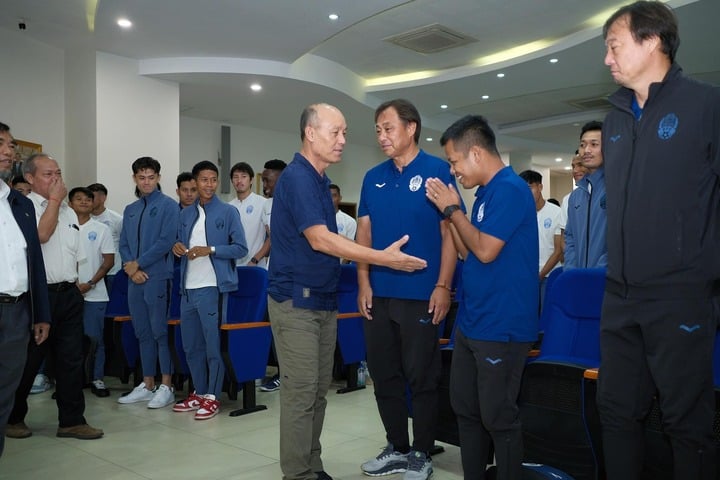 El Sr. Sao Sokha, presidente de la FFC, se reunió con el cuerpo técnico y los jugadores de la selección nacional de Camboya el 14 de diciembre.