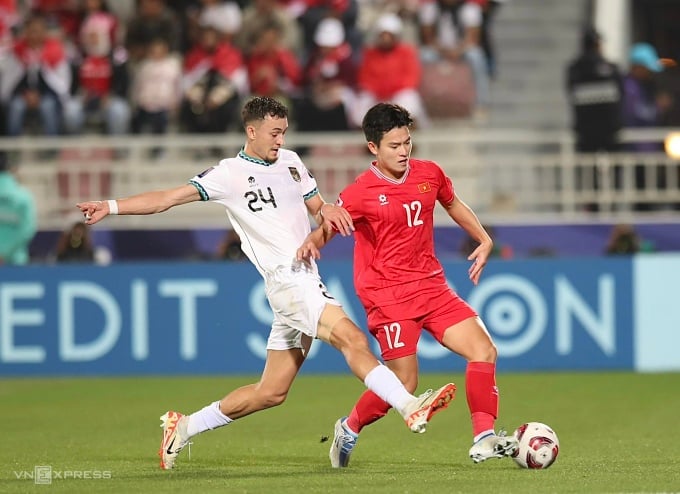 Mittelfeldspieler Ivar Jenner (im weißen Trikot) streitet mit Verteidiger Phan Tuan Tai im Spiel, in dem Indonesien Vietnam in der Gruppenphase des Asien-Pokals 2023 mit 1:0 besiegte. Foto: Lam Thoa