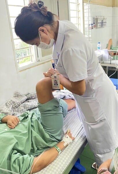 Inhaling 15 laughing balloons, female student's legs paralyzed