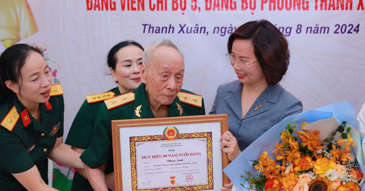 Awarding the 80-year Party membership badge to Lieutenant General Pham Sinh