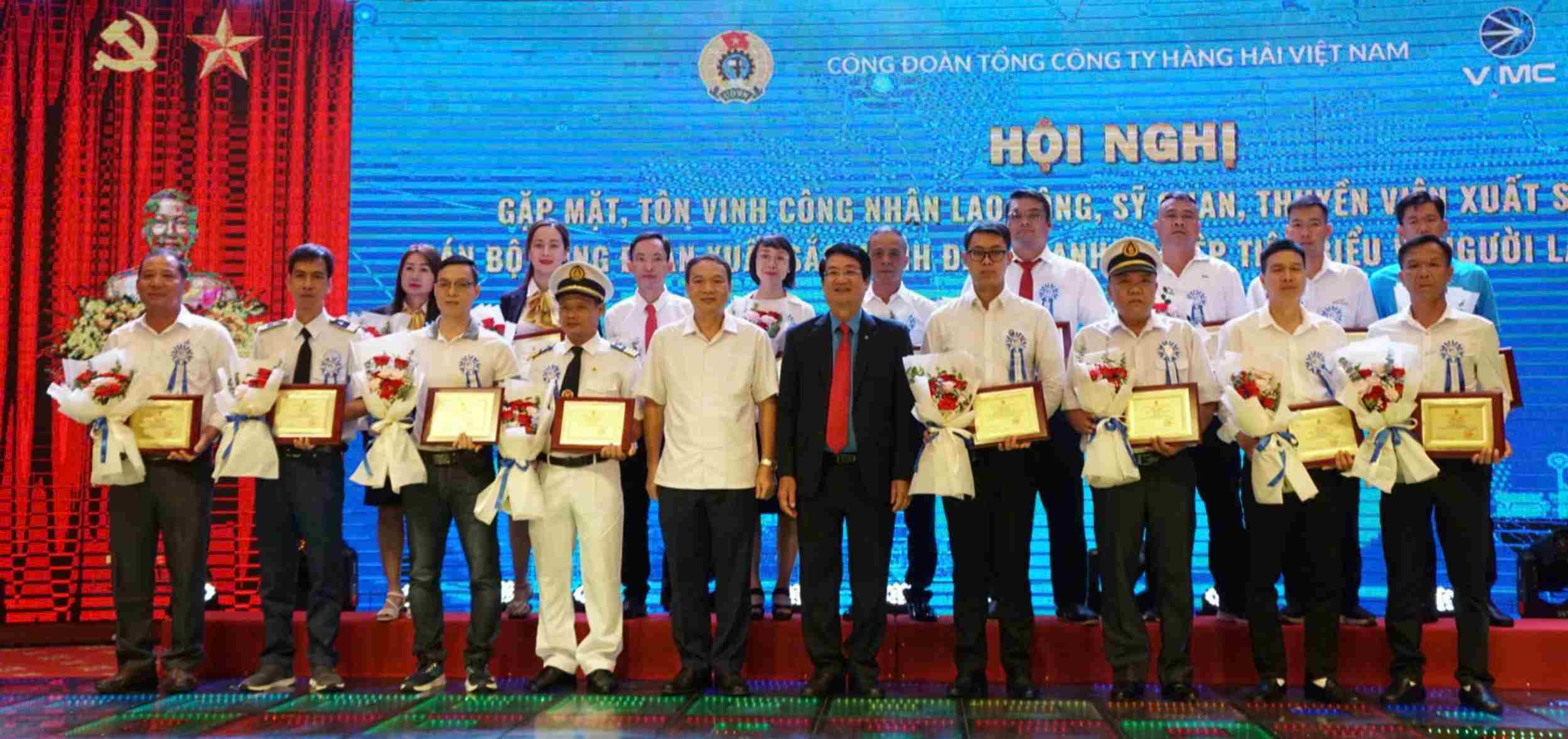 Vietnam National Shipping Lines otorgó certificados de mérito a empleados y miembros de tripulación destacados. Foto: Cong Hoa