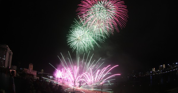 La Chine et la Finlande participent à la finale du festival des feux d'artifice de Da Nang