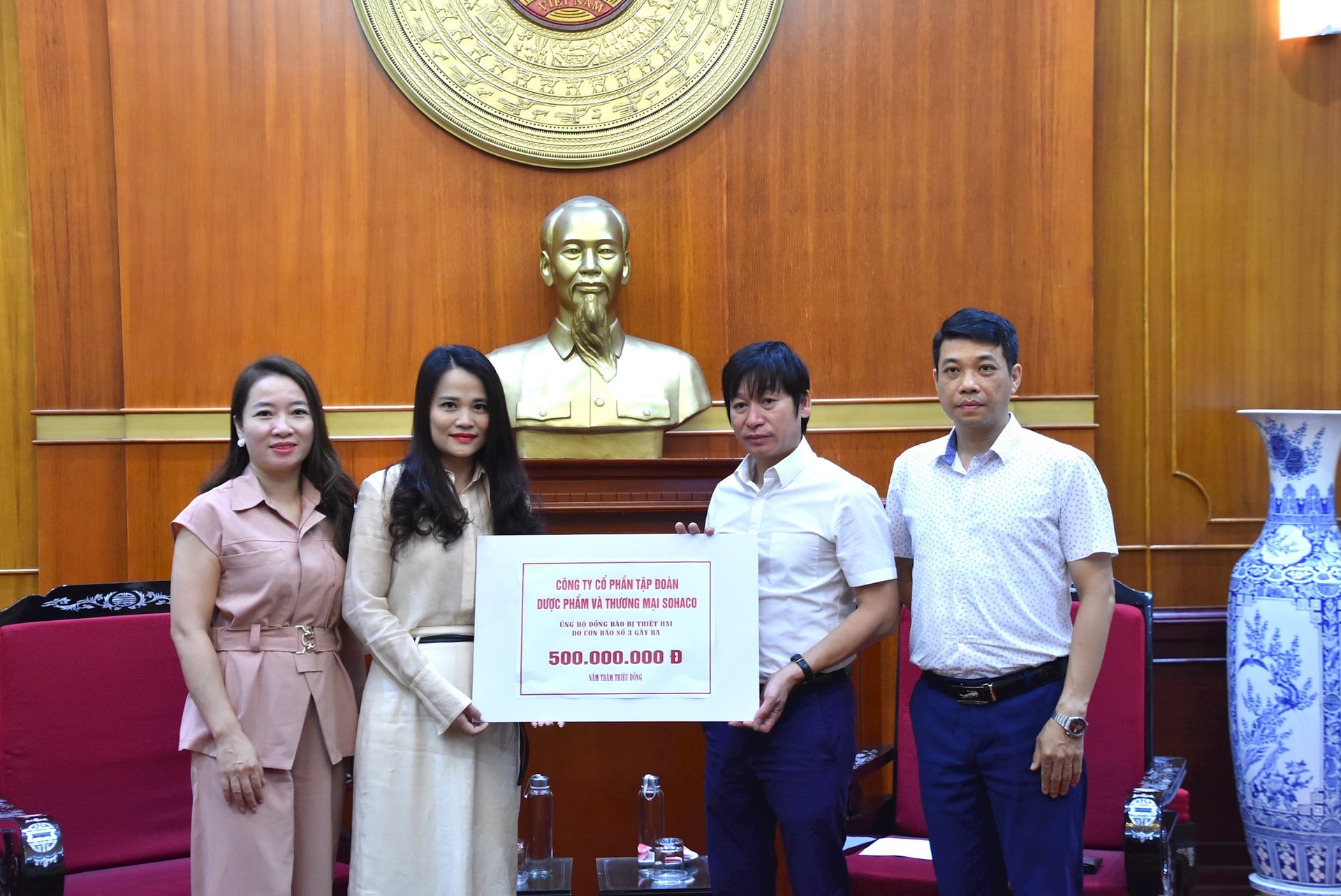 M. Nguyen Van Hanh, chef adjoint du bureau du Comité central du Front de la patrie du Vietnam, a reçu le soutien de la société par actions Sohaco Pharmaceutical and Trading Group à hauteur de 500 millions de VND.