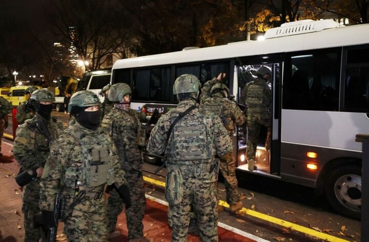 Las fuerzas de la ley marcial se retiraron del edificio del Parlamento después de que se aprobara una resolución para levantar la ley marcial. (Foto: Reuters)