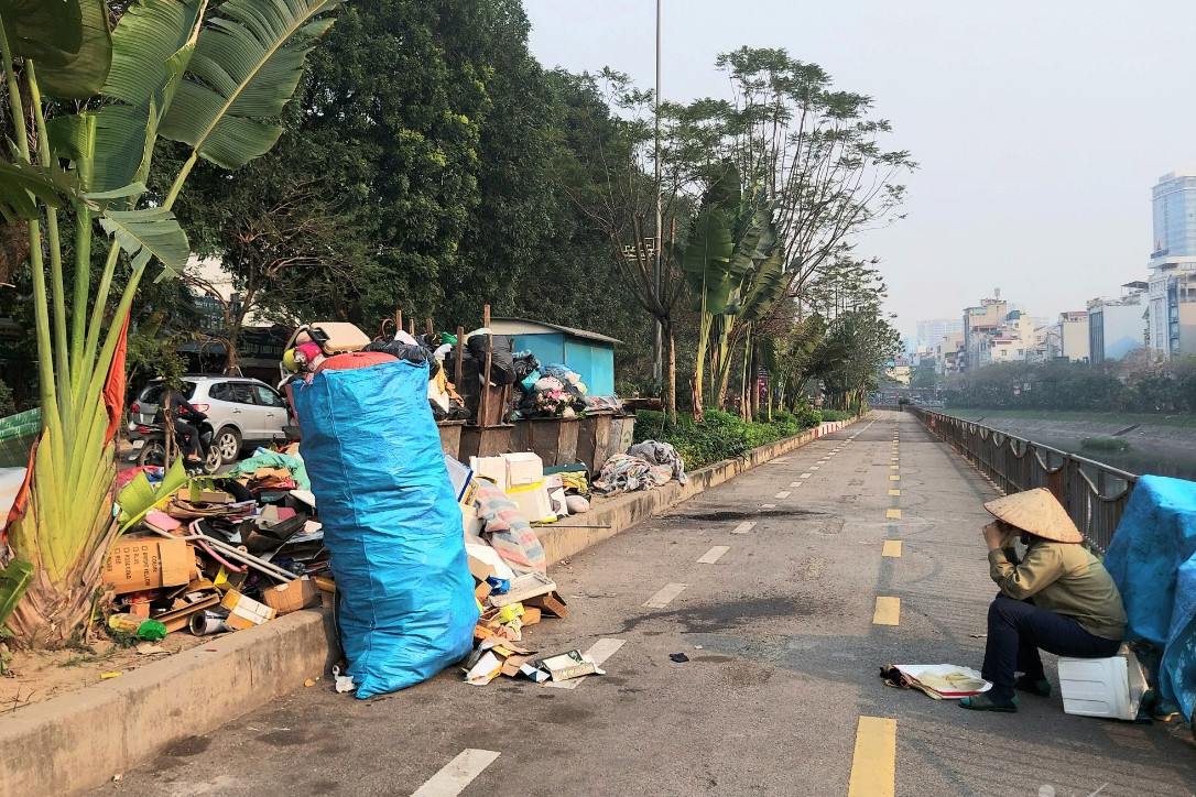 Bicycle lanes deserted due to heavy pollution of To Lich River?