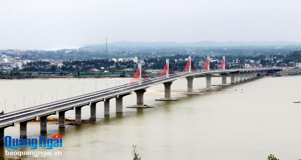 Co Luy Bridge - the longest cable-stayed suspension bridge in Quang Ngai. Photo: Cam Thu