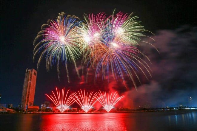 La Finlande et la Chine entrent en finale du Festival international des feux d'artifice de Da Nang 2024