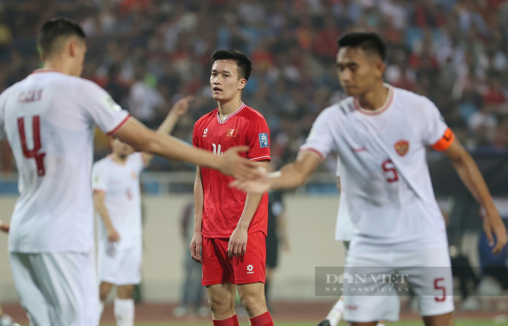 Thủ môn Nguyễn Filip và đồng đội gục xuống sân, ông Troussier trò chuyện vài phút với Hùng Dũng sau trận thua Indonesia- Ảnh 8.