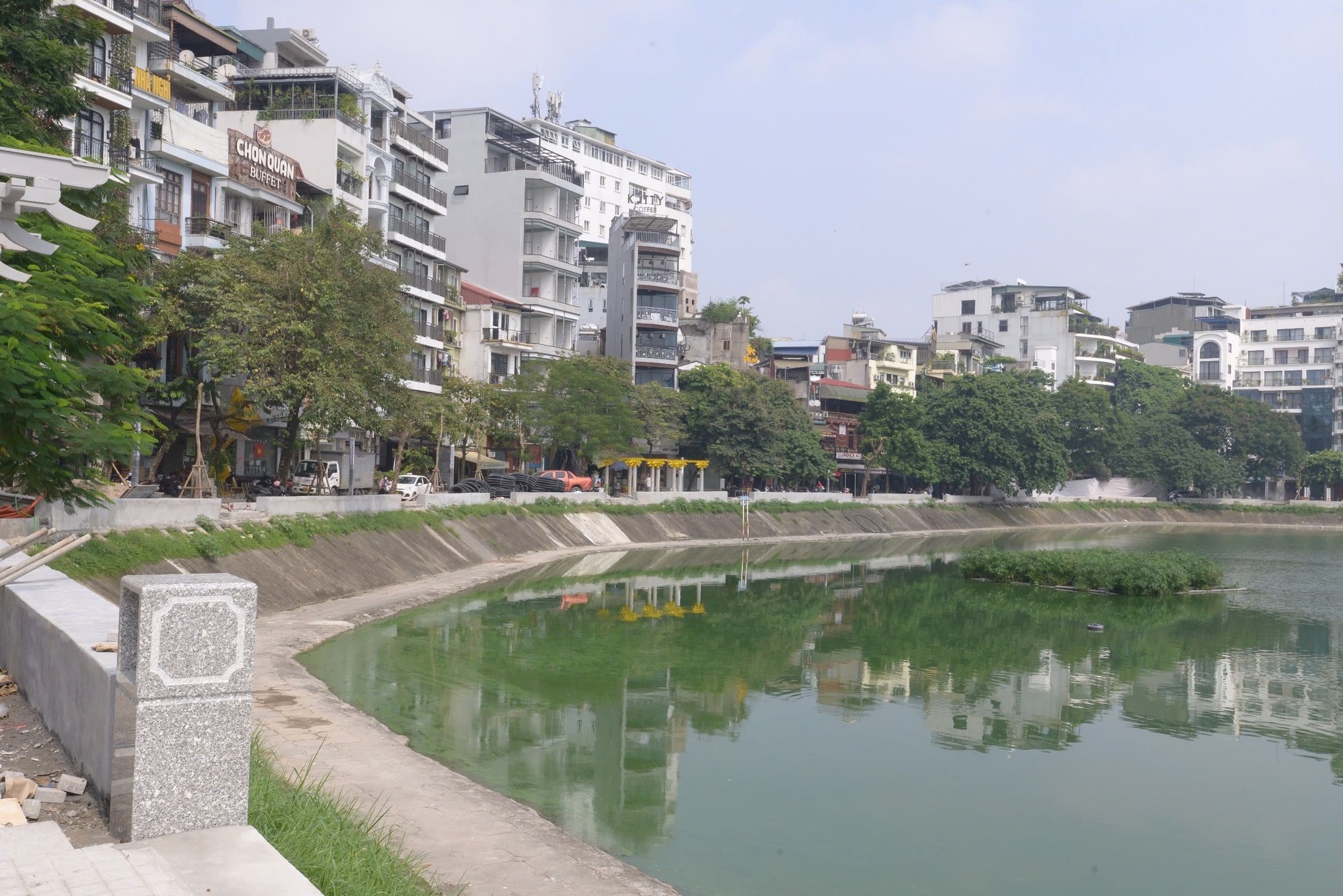 Close-up of the walking street around Ngoc Khanh Lake about to come into operation photo 17