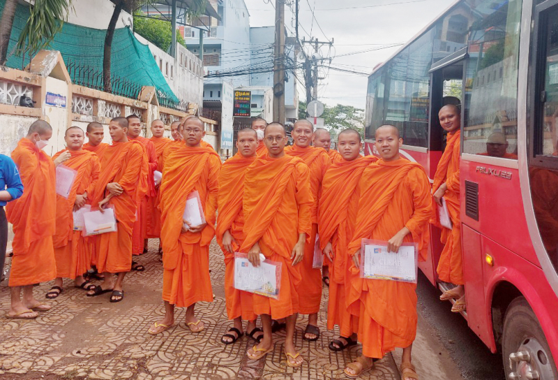 ความประทับใจสีจีวร ณ สถานที่สอบรับปริญญา -0