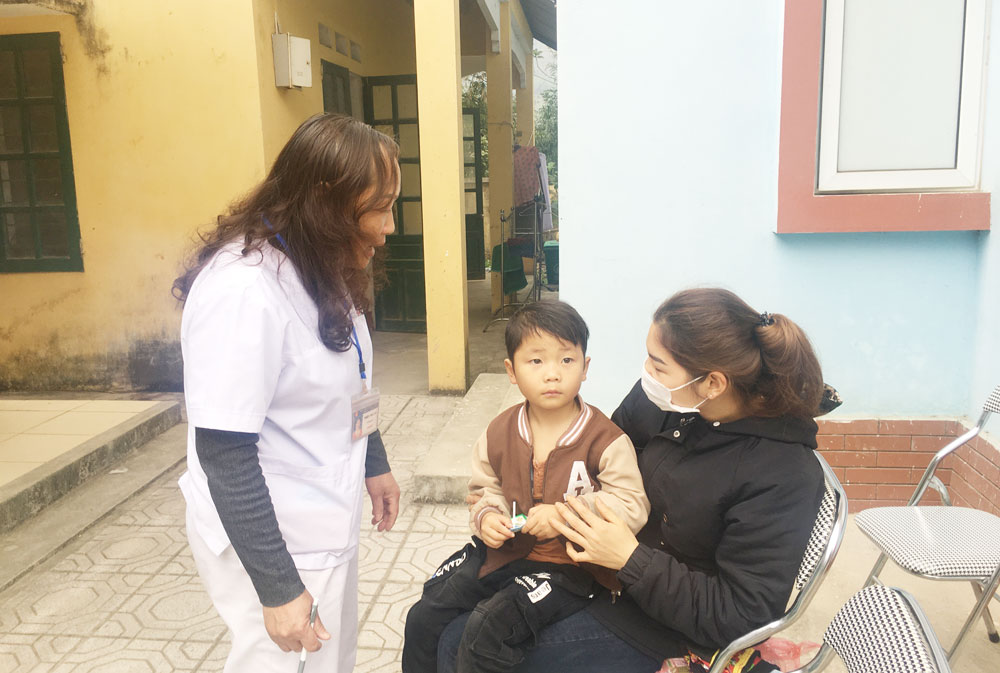 Y sĩ Triệu Thị Lưu (cán bộ y tế xã Thần Sa, Võ Nhai) luôn gần gũi với người dân.