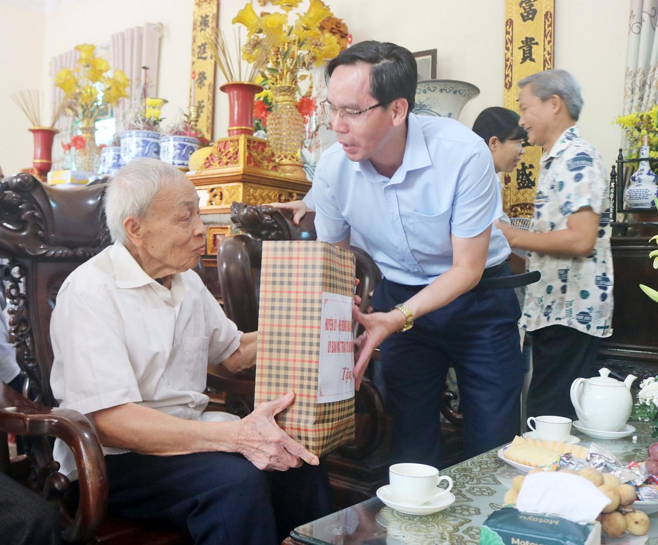 Lãnh đạo thành phố Hà Nội thăm, tặng quà người có công tiêu biểu huyện Chương Mỹ