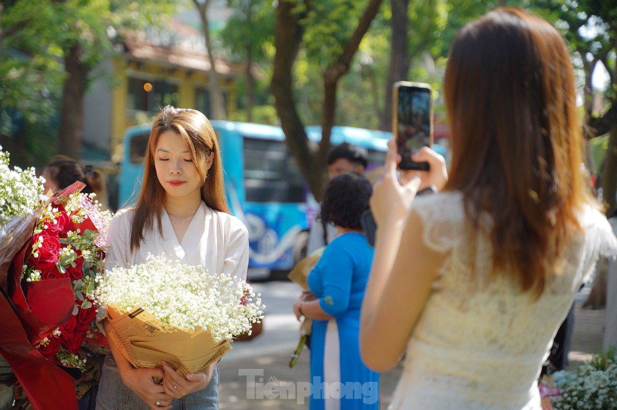 El otoño llama a la puerta, las musas se apresuran a registrarse en las calles de Hanoi foto 2