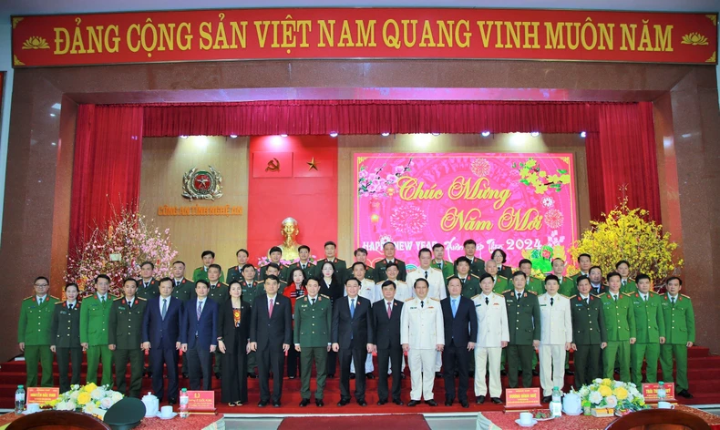 El presidente de la Asamblea Nacional, Vuong Dinh Hue, visita y desea un Feliz Año Nuevo a los oficiales y soldados de la Policía Provincial de Nghe An, foto 3