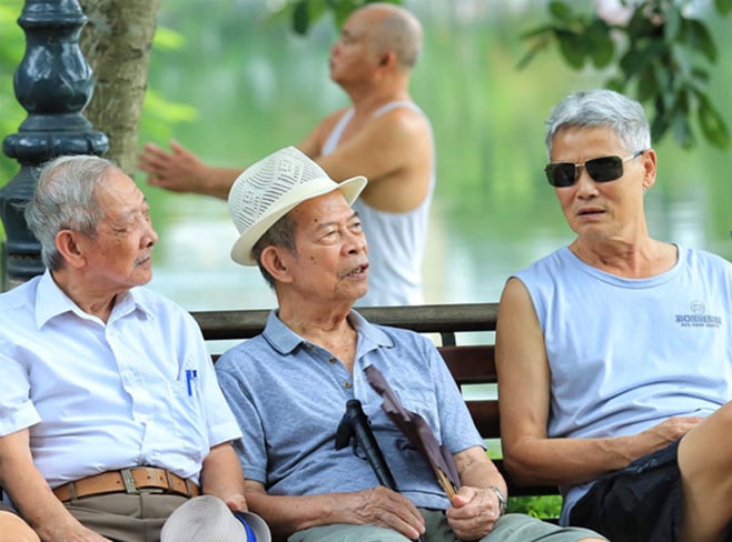 Hanoi's elderly people by Hoan Kiem Lake. Photo: Giang Huy