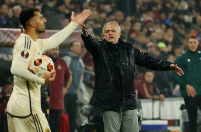 HLV Mourinho chỉ đạo trong trận Servette - AS Roma ở bảng G Europa League ngày 30/11. Ảnh: Reuters